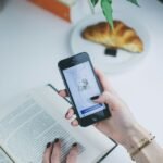 Smartphone digunakan untuk memindai dokumen kertas