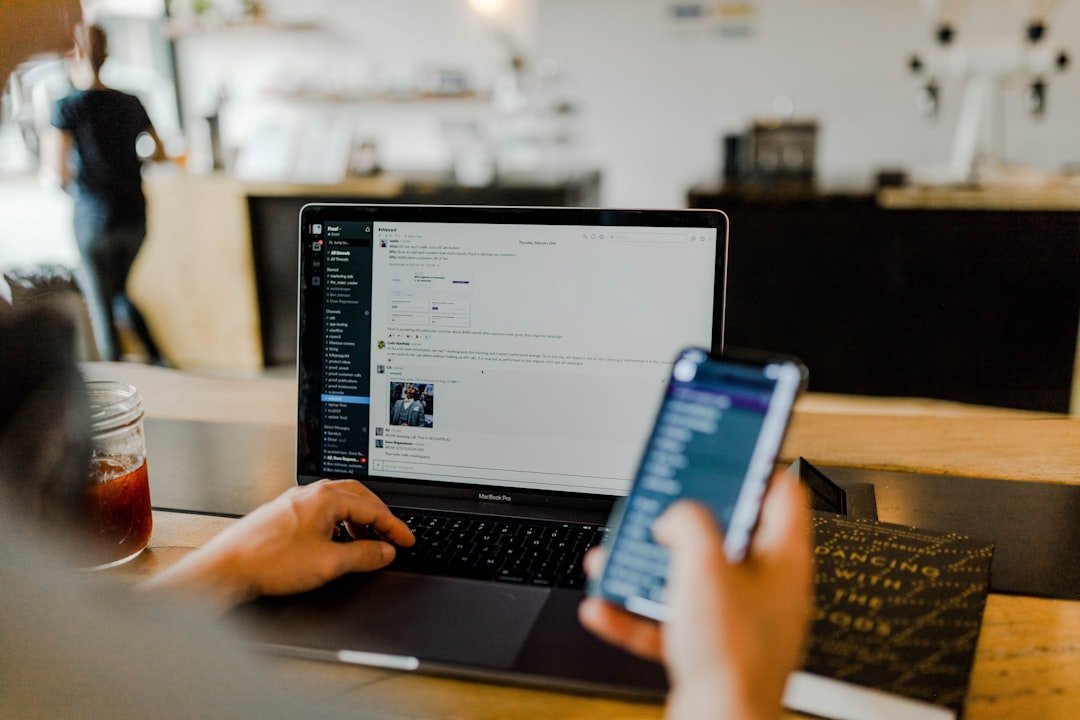 Pengguna memakai smartphone dan laptop untuk menjaga fokus dari notifikasi