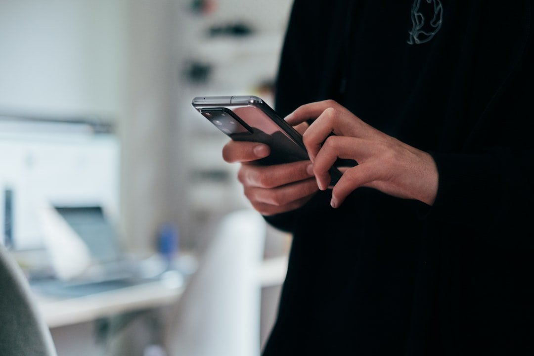 Smartphone Android dengan tampilan aplikasi pesan